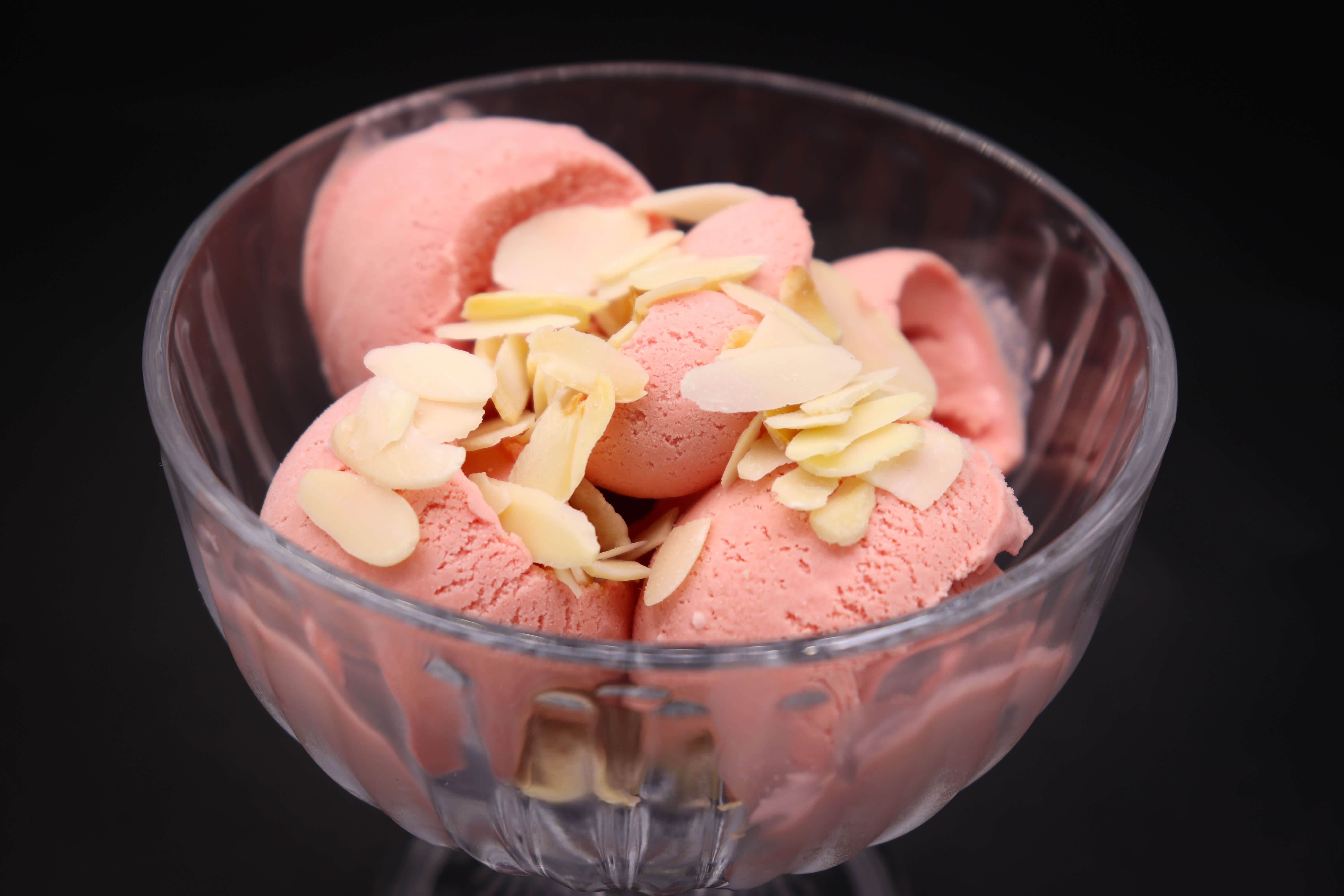 Мороженое «Клубничное с миндалём»