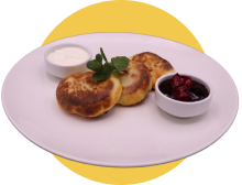 Сырники с ягодным соусом и сметаной / У Пунтуса