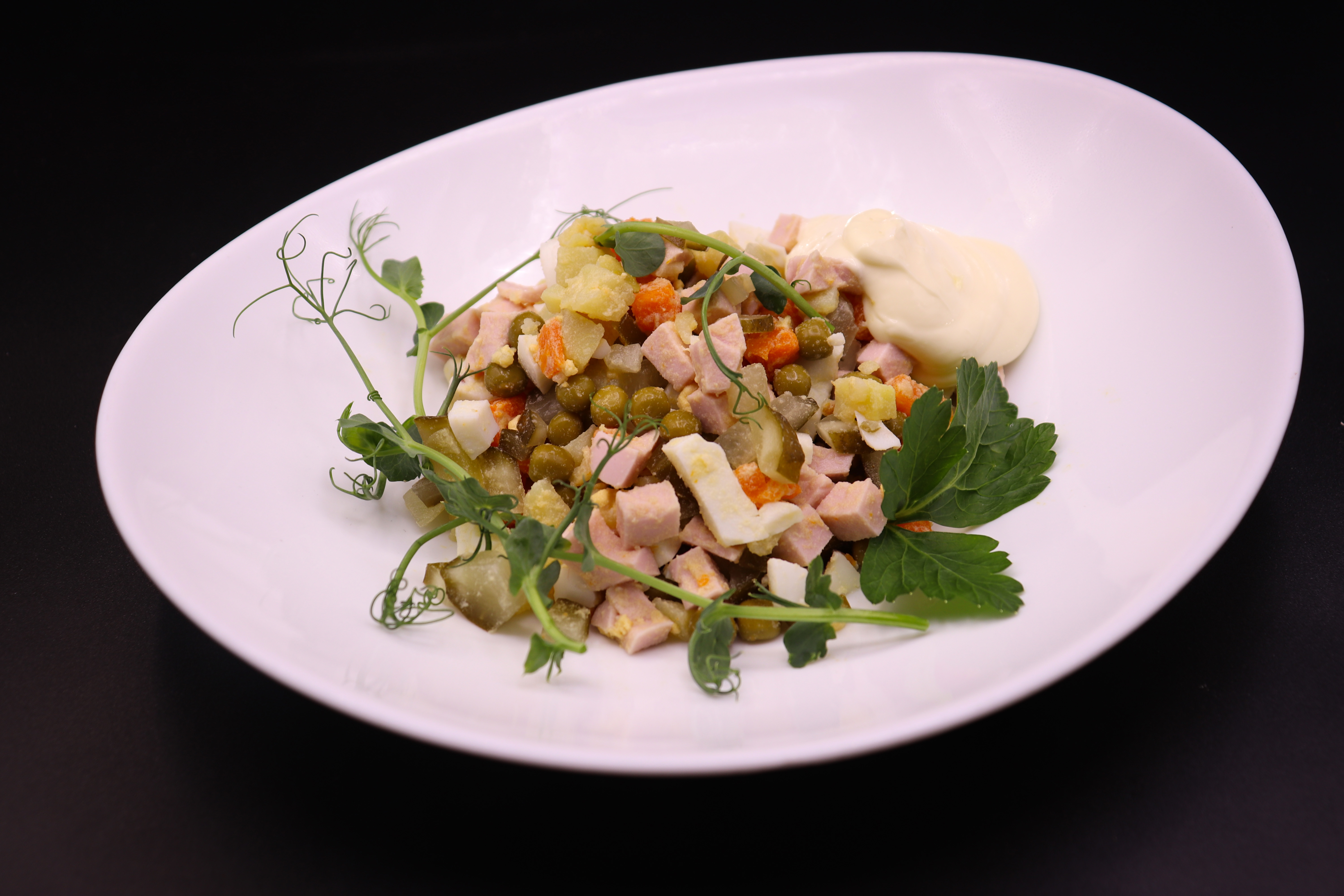 Салат овощной с колбасой