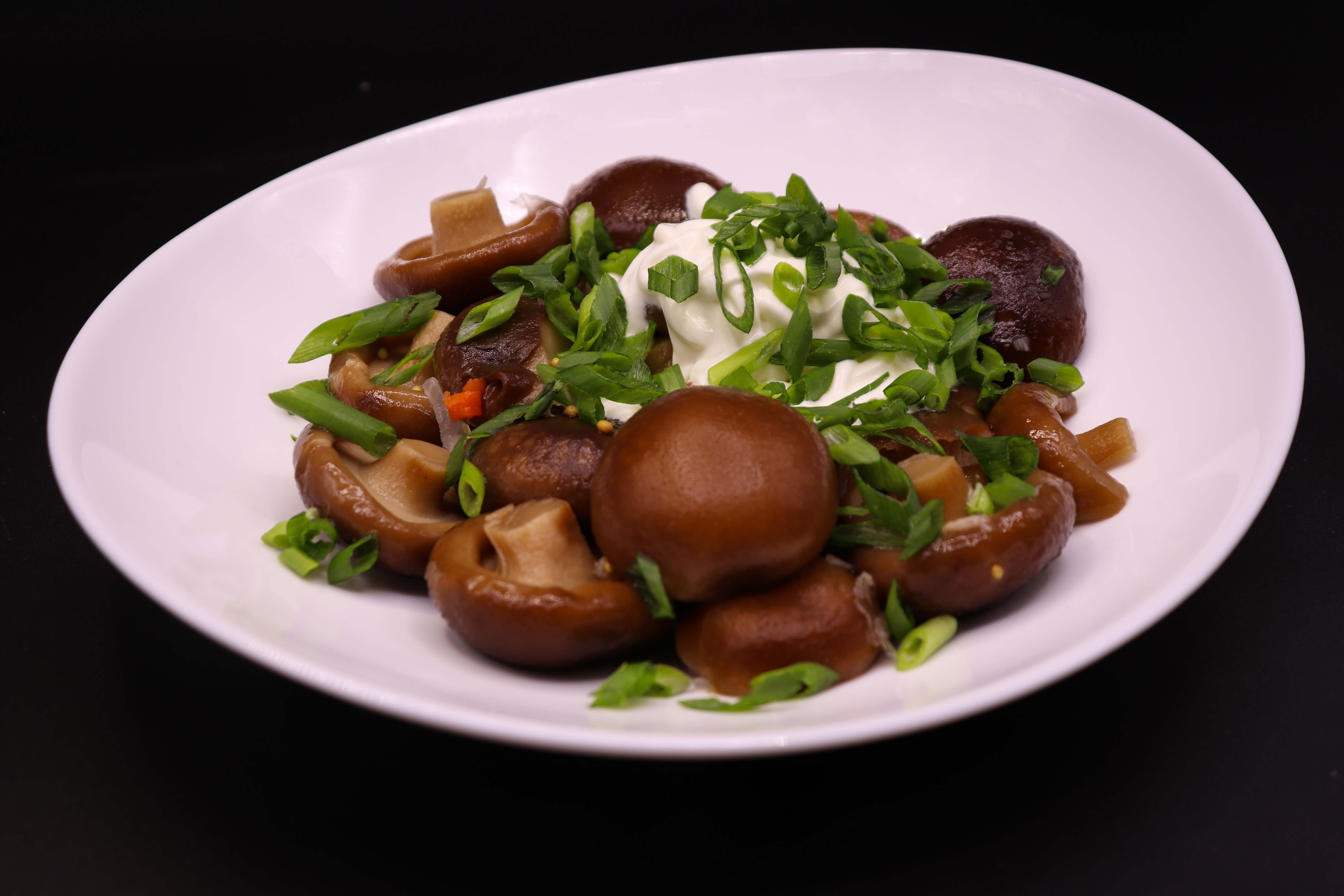 Грузди маринованные со сметаной