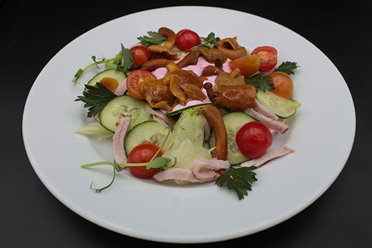 Салат осенний с опятами