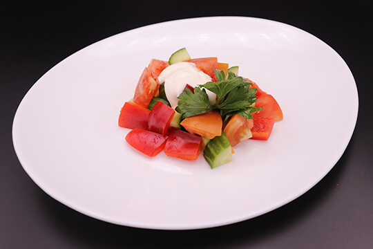 Салат из свежих овощей со сметаной