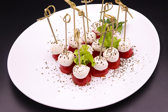 Закуска из моцареллы с черри на шпажках