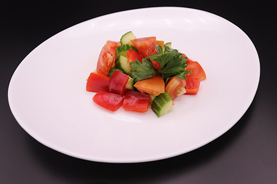 Салат из свежих овощей с оливковым маслом